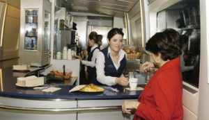 Servicio de cafetería a bordo de trenes AVE